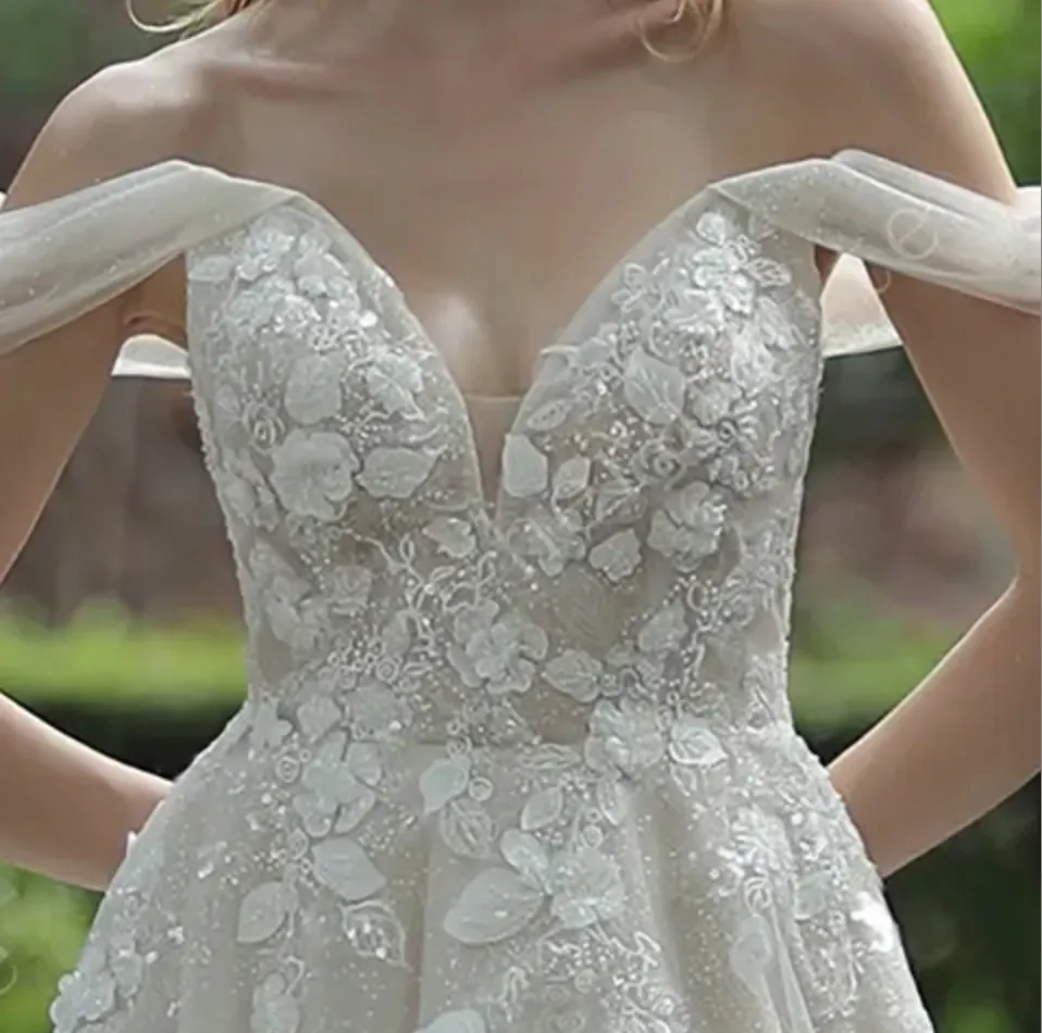 Elegant Floral Lace Wedding Dress with Off-Shoulder Straps